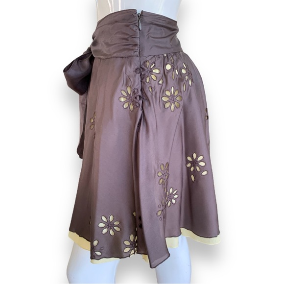 TARA JARMON SILK WITH YELLOW ACCENT EMBROIDERED MINI SKIRT. WOMEN’S SIZE MEDIUM - Picture 3 of 7